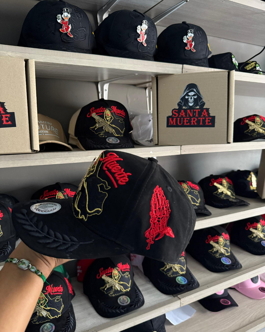 Gorra Santa Muerte Negra (Edición especia) Esta GORRA SE VENDE BAJO PEDIDO ESCRIBEME AL 3207611535