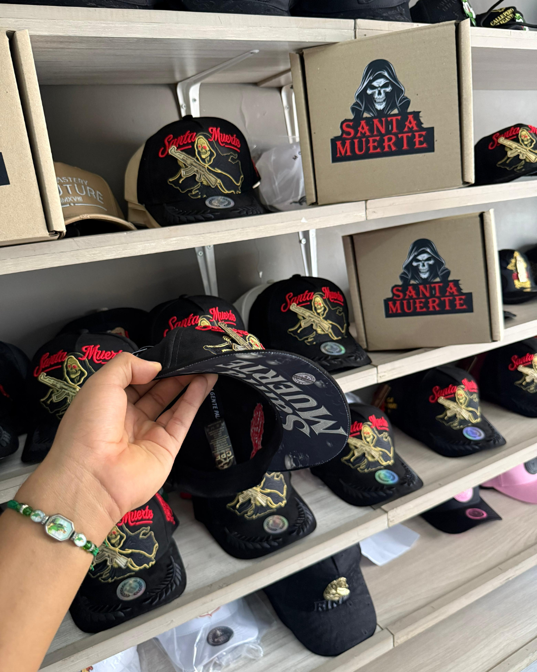 Gorra Santa Muerte Negra (Edición especia) Esta GORRA SE VENDE BAJO PEDIDO ESCRIBEME AL 3207611535